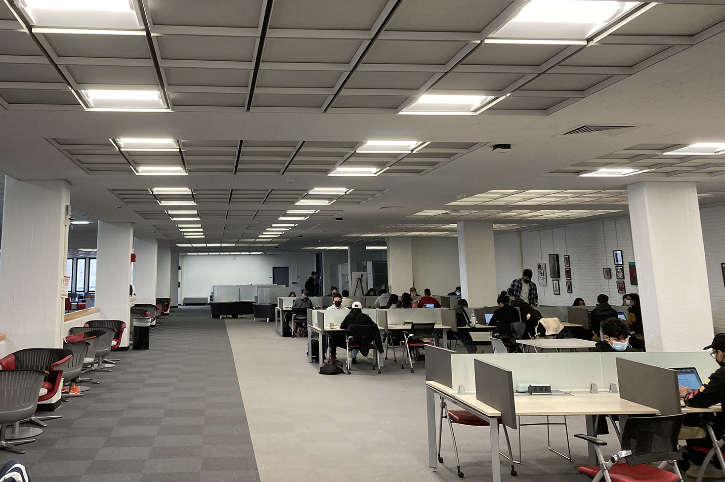 image of ceiling lighting fixtures at the stony brook university library