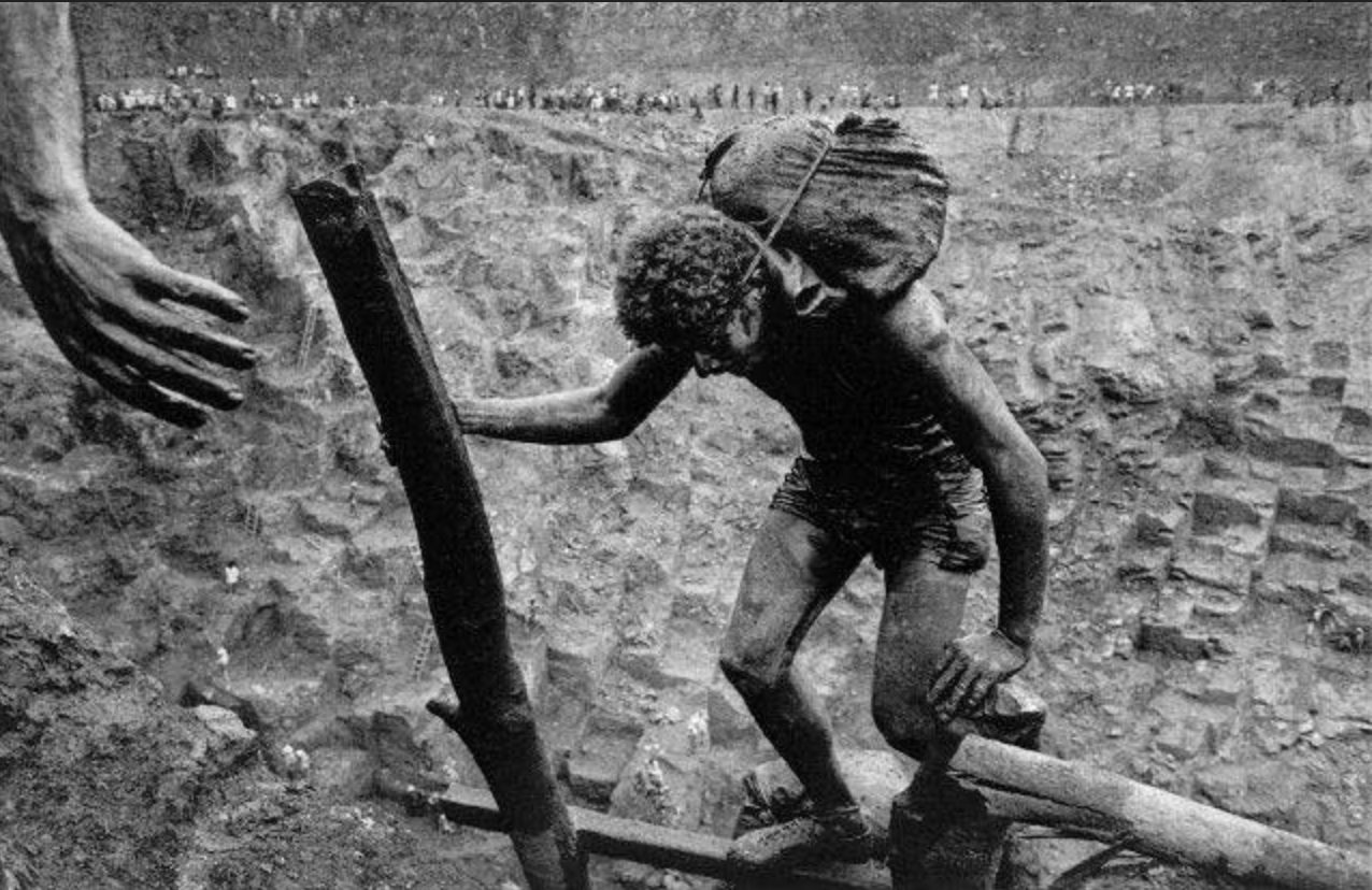 Sebastião Salgado, “Monumento a los Mineros”, 1984. Cibachrome photograph 