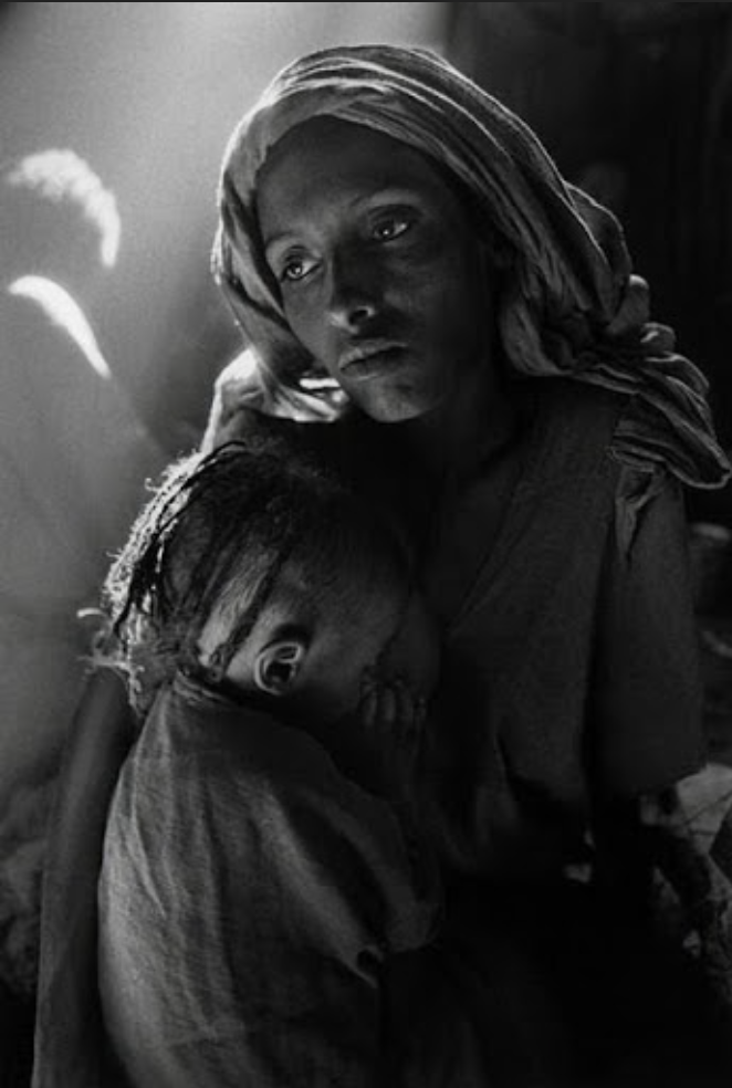 Sebastião Salgado, “Mother and Child/ Madre y niño”, 1984. Cibachrome photograph